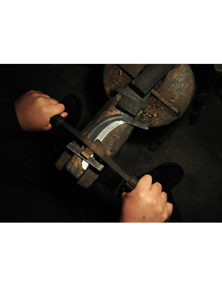 Faucille  japonaise  Takemoto « Kikumatsu »  -  Manche  noir - Lame dentelée de 180 mm